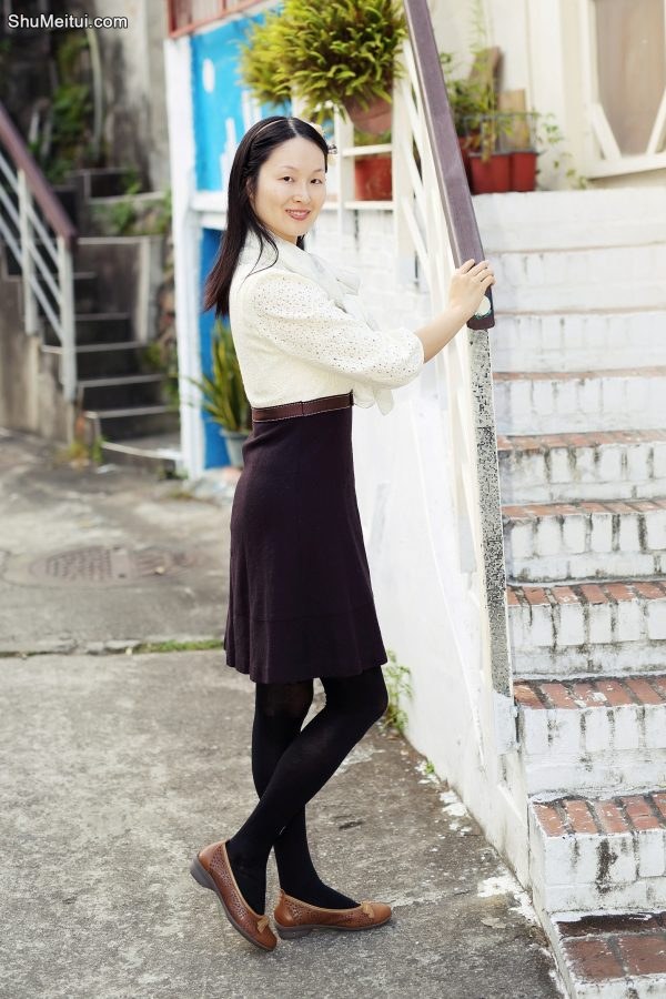 Elin姐穿黑色连裤袜外拍优雅[第10张/共23张]