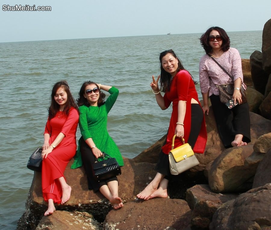 几个熟女好友结伴出行拍了很多照片[第18张/共34张]