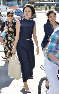 气质大嫂穿蓝色宽口裤脚踩细高跟鞋