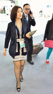 展会上拍摄工作人员和观众的高跟美腿