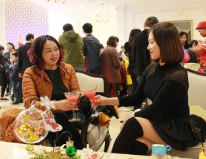 美腿胡姐穿靴子坐在沙发里跷二郎腿