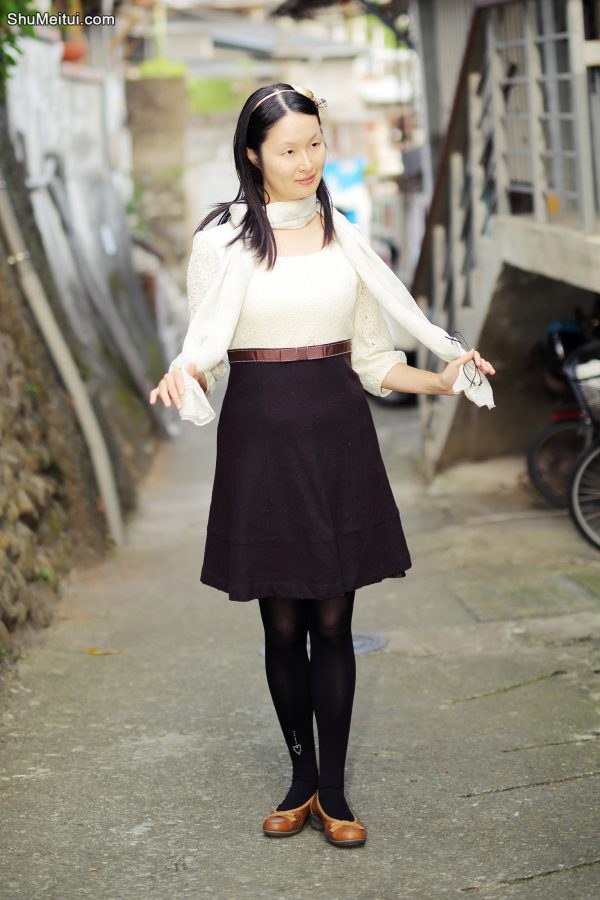 Elin姐穿黑色连裤袜外拍优雅[第21张/共23张]