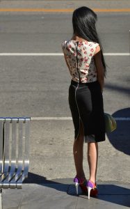 外国街头在长椅上坐着的老外翘二郎腿高跟鞋