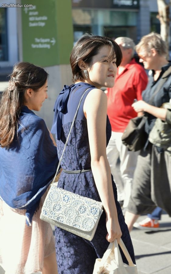 气质大嫂穿蓝色宽口裤脚踩细高跟鞋[第5张/共5张]