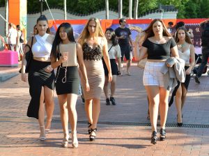 国外街头拍摄美女们各类的高跟和腿