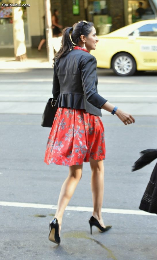 小腿修长的外国女人踩高跟鞋在街头被拍[第4张/共7张]