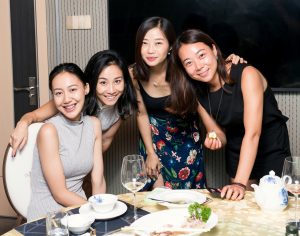 四选一或者我全要，喜欢中间白旗袍美女的大腿