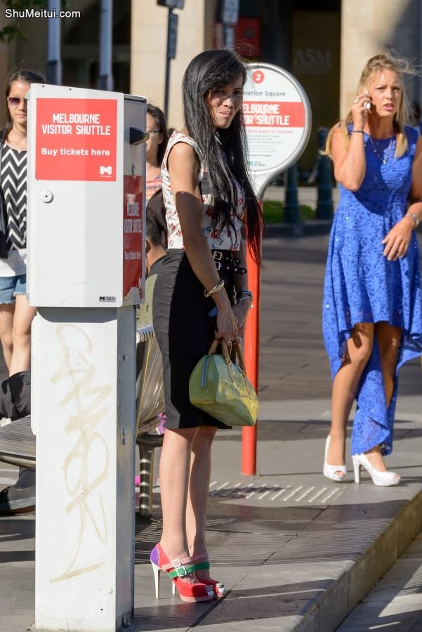 外国街头在长椅上坐着的老外翘二郎腿高跟鞋[第3张/共7张]