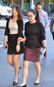 街拍一起上班的两位姐姐露腿