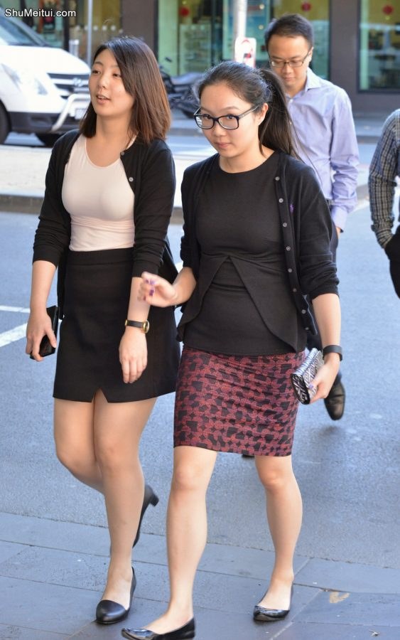 街拍一起上班的两位姐姐露腿[第1张/共3张]