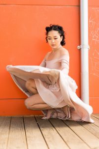 一中一洋两个好闺蜜同秀美腿高跟鞋