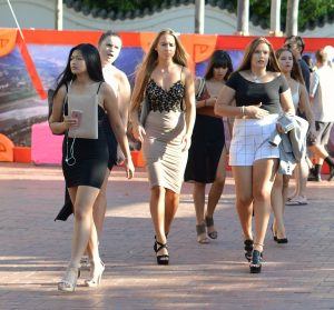 国外街头拍摄美女们各类的高跟和腿