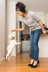 居家的长发熟妇喜欢穿很高的高跟鞋