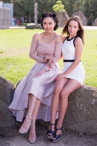 一中一洋两个好闺蜜同秀美腿高跟鞋