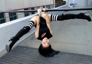 穿靴子高跟鞋玩单杠的熟妇技术好花样多