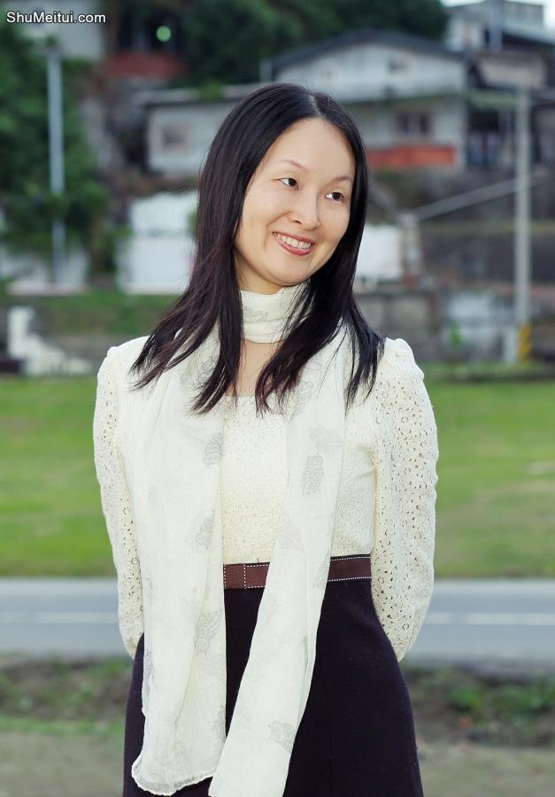 Elin姐穿黑色连裤袜外拍优雅[第8张/共23张]