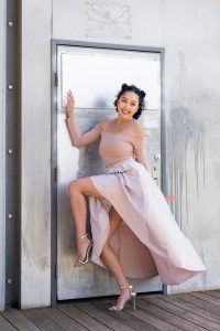 一中一洋两个好闺蜜同秀美腿高跟鞋