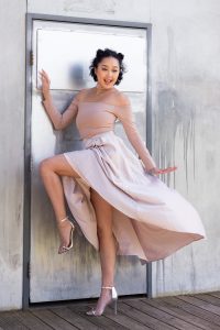 一中一洋两个好闺蜜同秀美腿高跟鞋