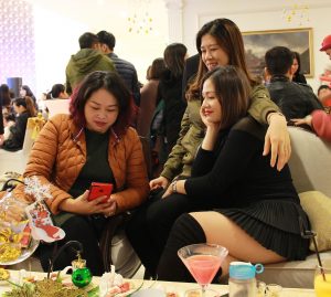 美腿胡姐穿靴子坐在沙发里跷二郎腿