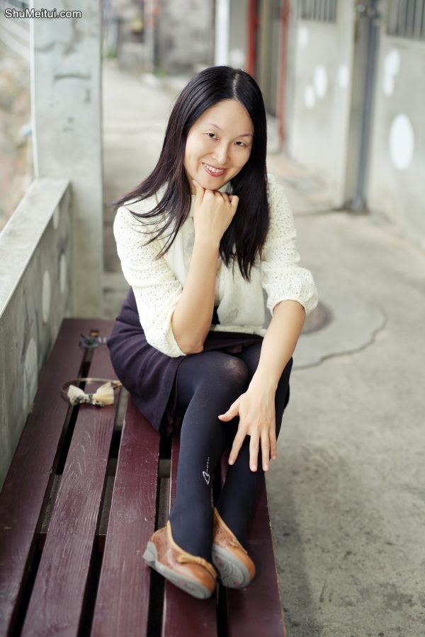 Elin姐穿黑色连裤袜外拍优雅[第4张/共23张]