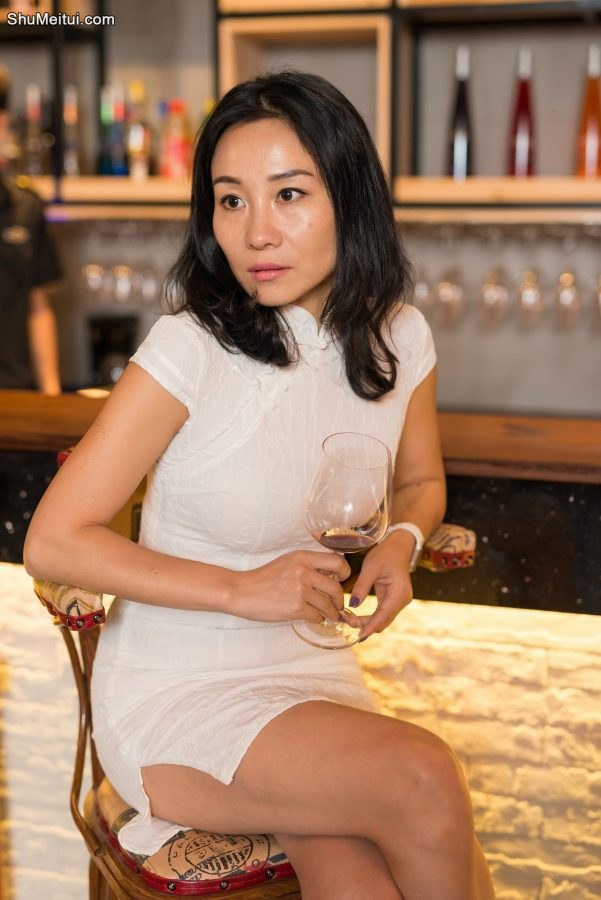 四选一或者我全要，喜欢中间白旗袍美女的大腿[第2张/共7张]