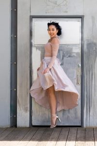 一中一洋两个好闺蜜同秀美腿高跟鞋