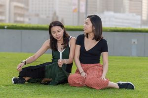 两位好姐妹脱了鞋在草坪上各种秀脚