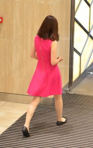 穿肉丝袜低跟鞋的大姐抽烟腿上有纹身