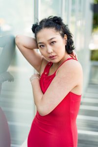 一中一洋两个好闺蜜同秀美腿高跟鞋