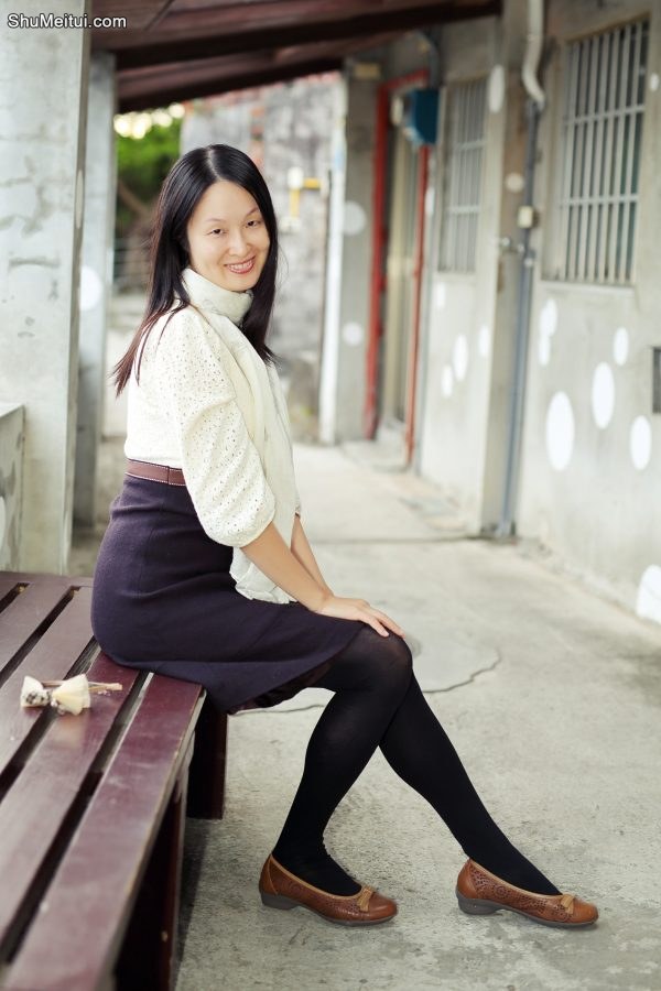 Elin姐穿黑色连裤袜外拍优雅[第3张/共23张]