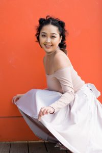 一中一洋两个好闺蜜同秀美腿高跟鞋