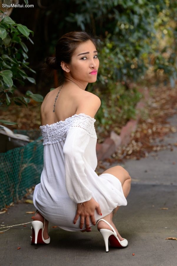 腿上有纹身带鼻环的野性美女[第8张/共11张]