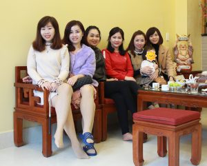 胡艳姐家庭合影照片都是穿了丝袜的脚