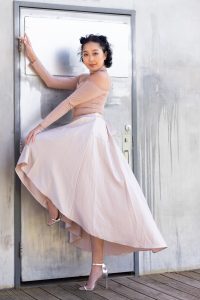 一中一洋两个好闺蜜同秀美腿高跟鞋