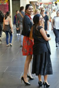 小腿修长的外国女人踩高跟鞋在街头被拍