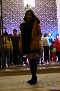 美腿胡姐穿靴子坐在沙发里跷二郎腿