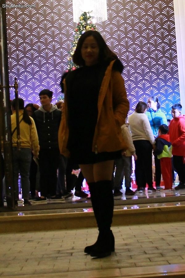 美腿胡姐穿靴子坐在沙发里跷二郎腿[第13张/共13张]