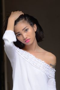 腿上有纹身带鼻环的野性美女