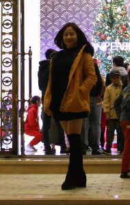 美腿胡姐穿靴子坐在沙发里跷二郎腿