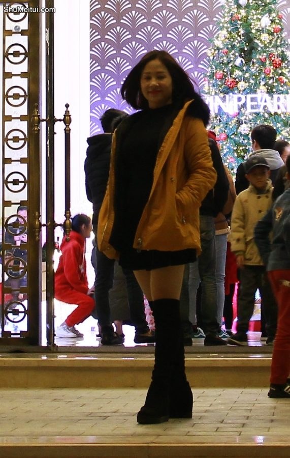 美腿胡姐穿靴子坐在沙发里跷二郎腿[第10张/共13张]