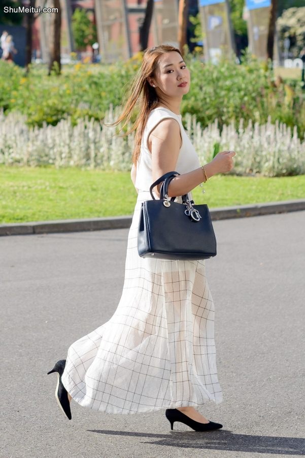 春光明媚穿丝袜高跟的快乐美女[第3张/共6张]