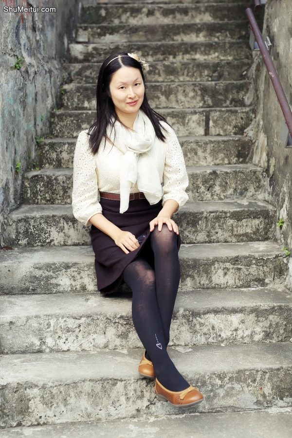 Elin姐穿黑色连裤袜外拍优雅[第13张/共23张]