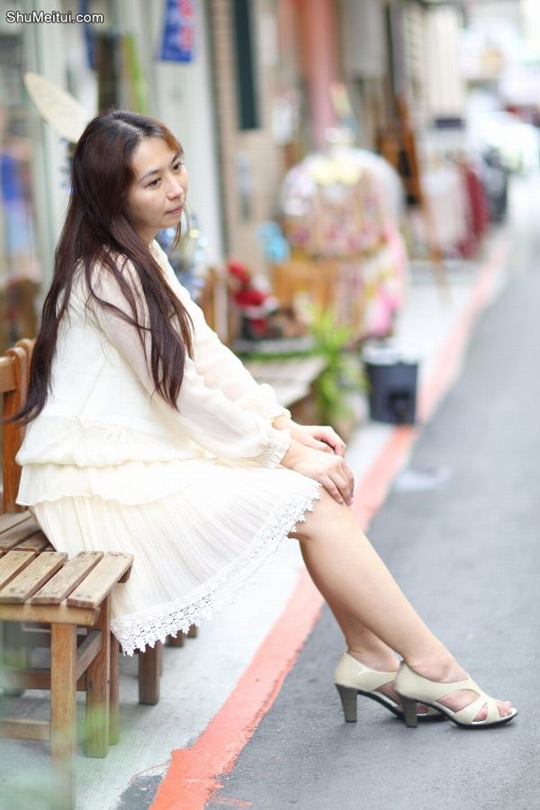 月姐穿短裙露腿外出拍照[第19张/共29张]