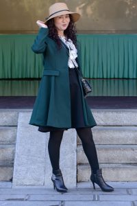 身着绿尼大衣的美妇大姐被旁边的草帽姐成功抢镜了