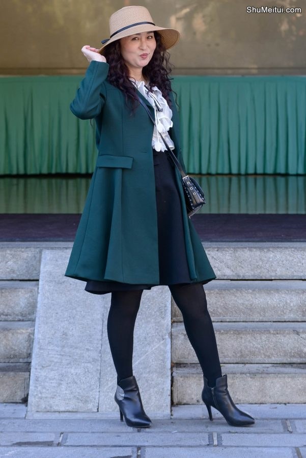 身着绿尼大衣的美妇大姐被旁边的草帽姐成功抢镜了[第5张/共5张]