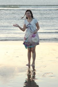 熟妇穿凉高拖鞋到海边就脱掉了