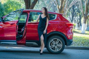 开哈弗的漂亮美女车内展示肉色丝袜美腿