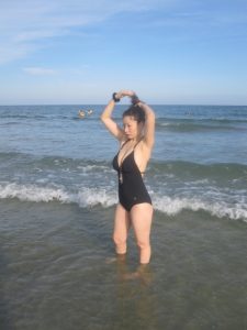 穿泳衣身材极好的熟妇在海边展示美胸