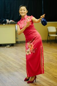 何姐和她的旗袍朋友穿各种各样的旗袍拍照片