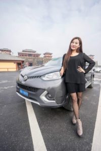 长发媳妇穿黑丝靴子拍车模写真